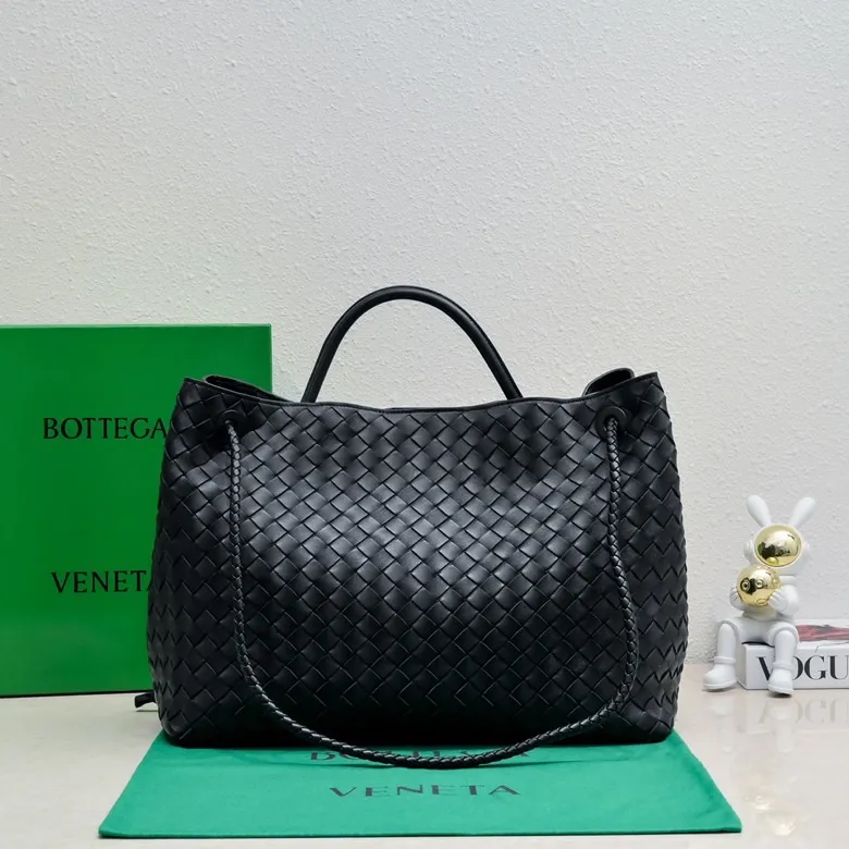 Batch 3760 #Bottega Veneta 2023 spring and summer new Andiamo handbag, many stars have the same style 🎈 Classic full-body leather weaving with golden knot buckle, stable and chic enough [satisfied] The whole body is made of Nappa sheep leather, comfortable, soft and dynamic. The sliding metal knot buckle can adjust the shoulder strap, single shoulder/handbag/crossbody, multiple carrying methods, large bag capacity, suitable for commuting/daily/traveling This bag is divided into small/medium/large sizes. There is always one that suits you, so take it with you🎀🎀 Size: 45*22*34, model: 5543#